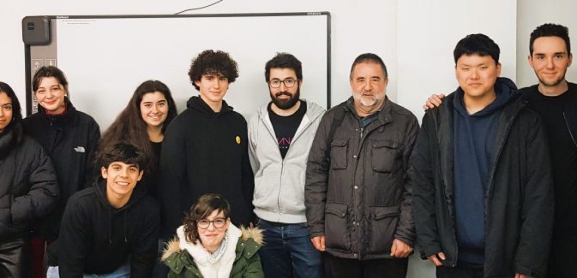 David López, doctorant en computació quàntica i antic alumne de CE DOLMEN. Conferència a CE DOLMEN, amb els alumnes de batxillerat, i acompanyat per l'Aurelio, antic professor del centre