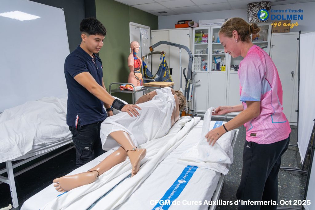 CE DOLMEN_CFGM Cures Auxiliars d Infermeria CAI demostracio canviar llençols llit amb pacient 42