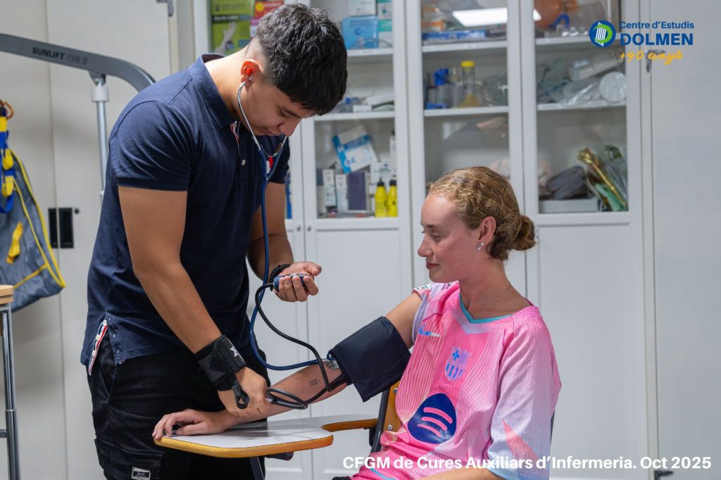 CE DOLMEN_CFGM Cures Auxiliars d Infermeria CAI demostracio mesurar la tensio 43