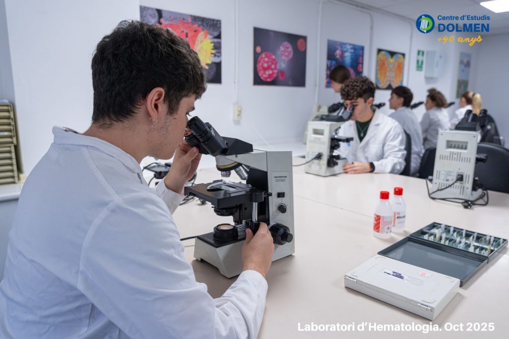 CE Dolmen_CFGS Laboratori Clinic_Fotos alumnat als laboratoris_19