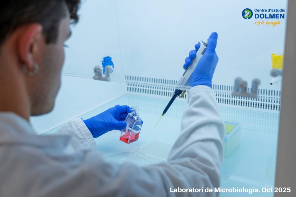 CE Dolmen_CFGS Laboratori Clinic_Fotos alumnat als laboratoris_20