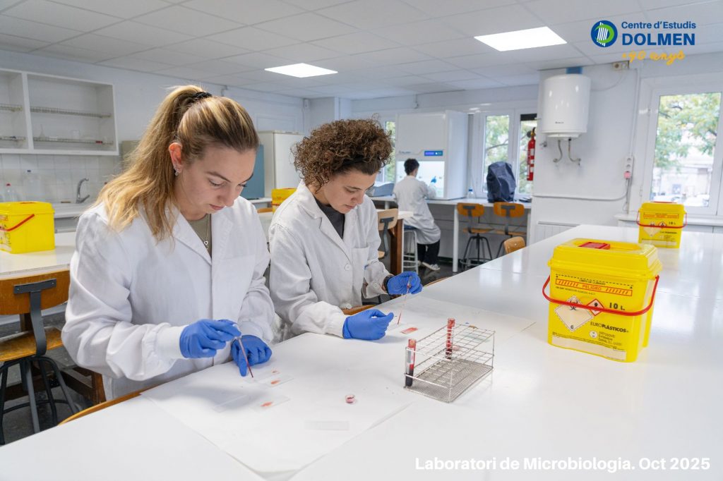 CE Dolmen_CFGS Laboratori Clinic_Fotos alumnat als laboratoris_22